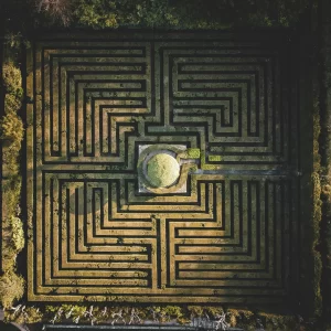 Şema terapi ile karmaşık ilişki döngülerinden çıkış yolunu ve çözümü gösteren bir labirent.