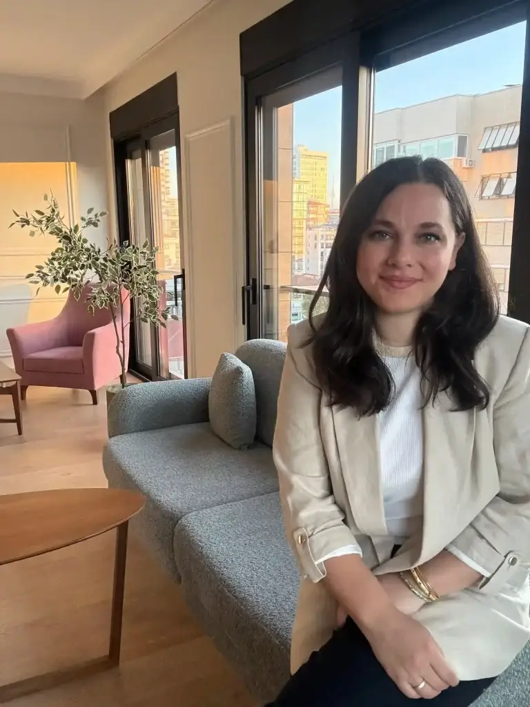 Klinik Psikolog Gizem Ölmez Akfırat, Caddebostan’daki kliniğinde