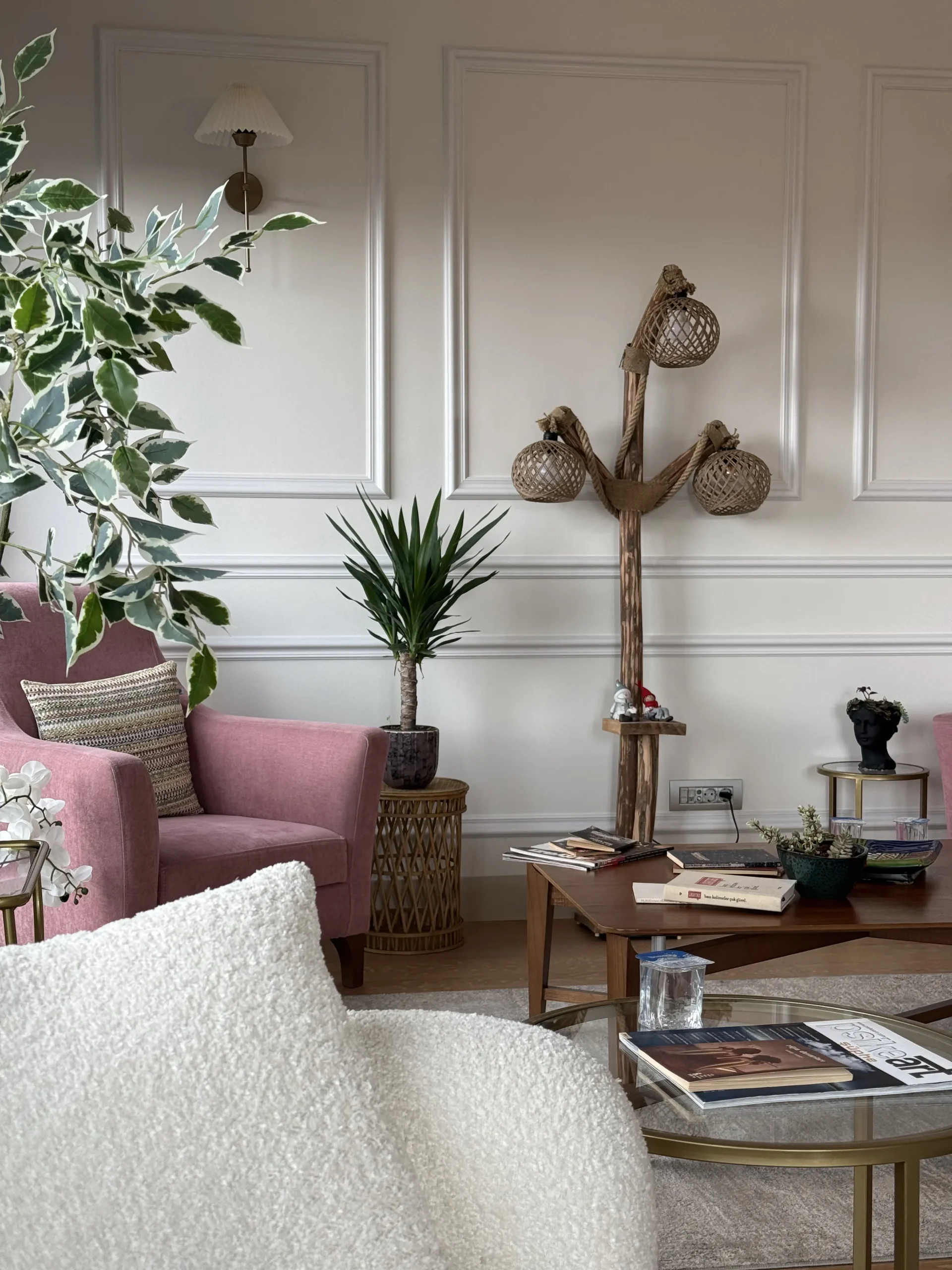 Bağdat Caddesi’nde hizmet veren psikolog kliniğinin ferah ve sıcak bekleme alanı. Kadıköy ve Caddebostan bölgesinde terapi arayan danışanlar için tasarlanmış, bitkilerle dekore edilmiş, konforlu koltuklar ve doğal ışık alan modern psikolog ofisi.