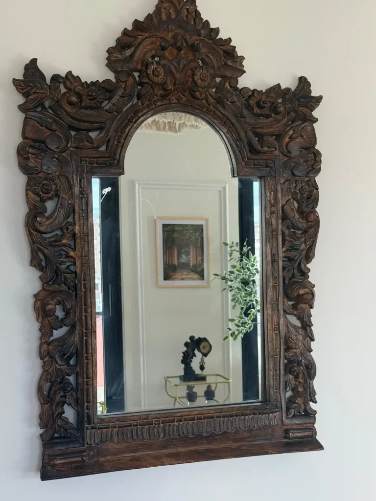 Caddebostan’daki psikolog ofisinde yer alan, terapötik atmosferi yansıtan klasik ahşap çerçeveli dekoratif ayna. Bağdat Caddesi çevresinde psikolojik danışmanlık ve terapi hizmeti sunan modern ve huzur verici klinik iç mekân tasarımı.