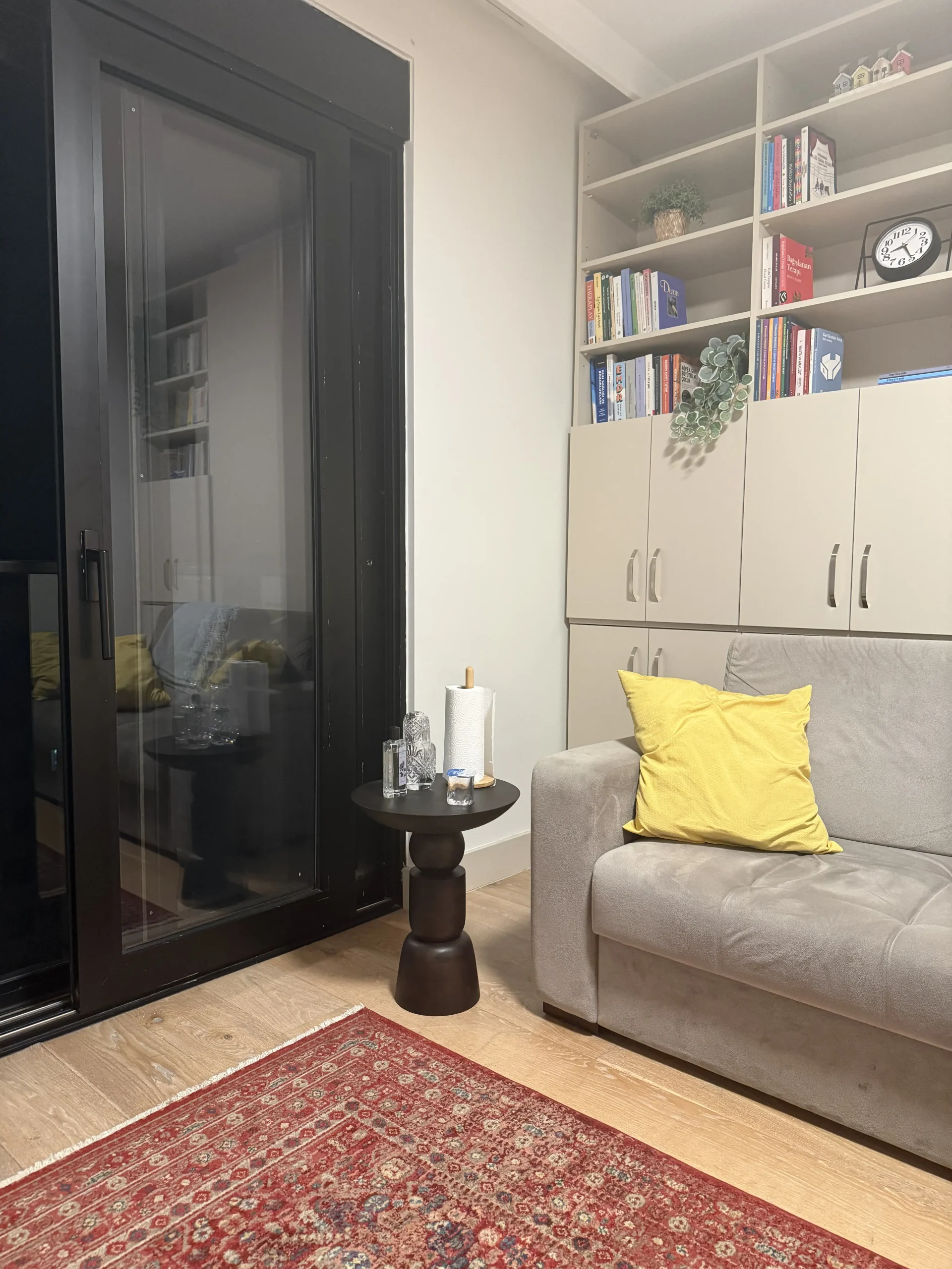 Bağdat Caddesi Kadıköy bölgesinde bulunan psikolog seans odası. Konforlu danışan koltuğu, kitaplık ve sakinleştirici dekorasyon ile bireysel terapi, EMDR ve psikolojik danışmanlık için tasarlanmış profesyonel psikolog kliniği ortamı.