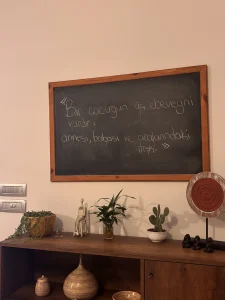 Çocuğun psikolojik gelişimi etkileyen ebeveynler arası ilişkiyi anlatan el yazısı notlar bulunan tahta