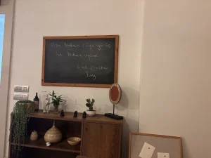 Psikolojik farkındalık temasını yansıtan, terapi odasında Carl Gustav Jung’un “Dışa bakan rüya görür, içe bakan uyanır” alıntısının yer aldığı duvar panosu ve dekoratif objeler